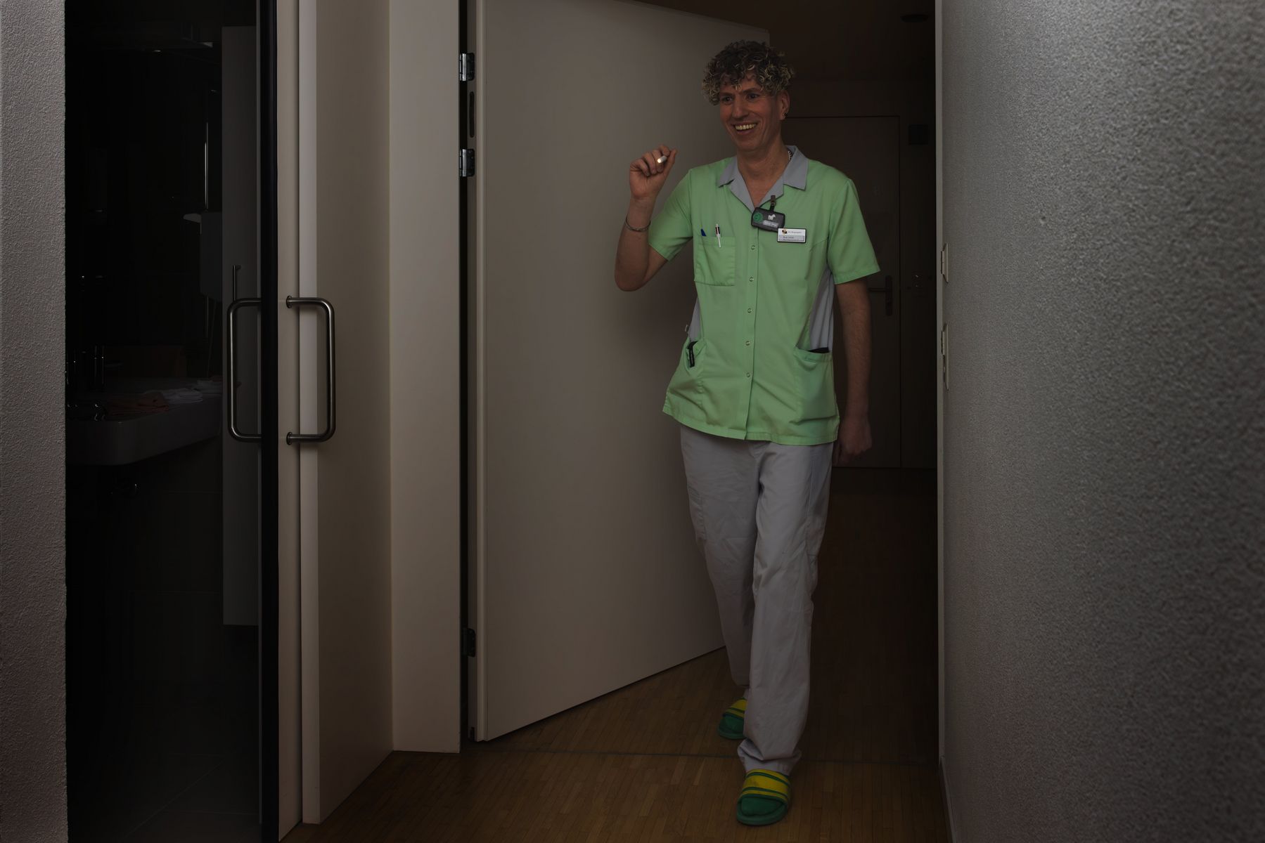 Pflegende mit einer Taschenlampe