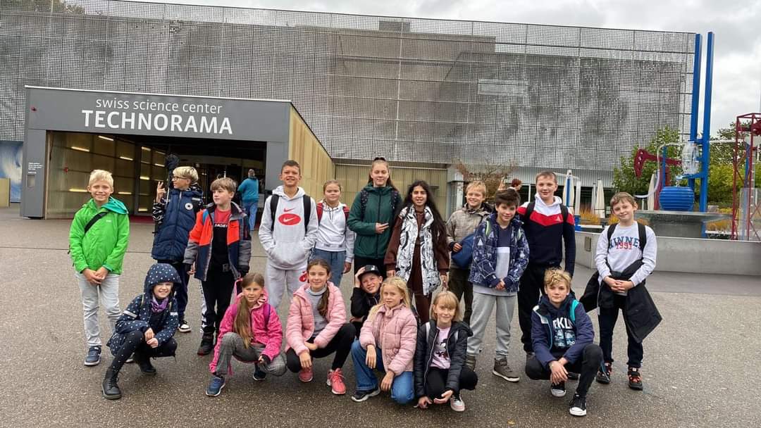 Gruppenbild von geflüchteten Kindern auf dem Ausflug ins Technorama
