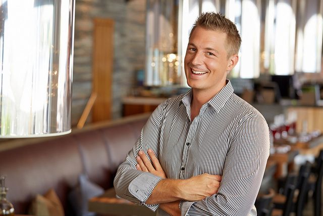 Ein Mann steht mit verschränkten Armen im stilvoll eingerichteten Kultur Casino Bern.