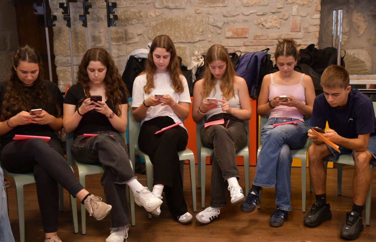 Jugendliche sitzen im Kreis beim Factcheck