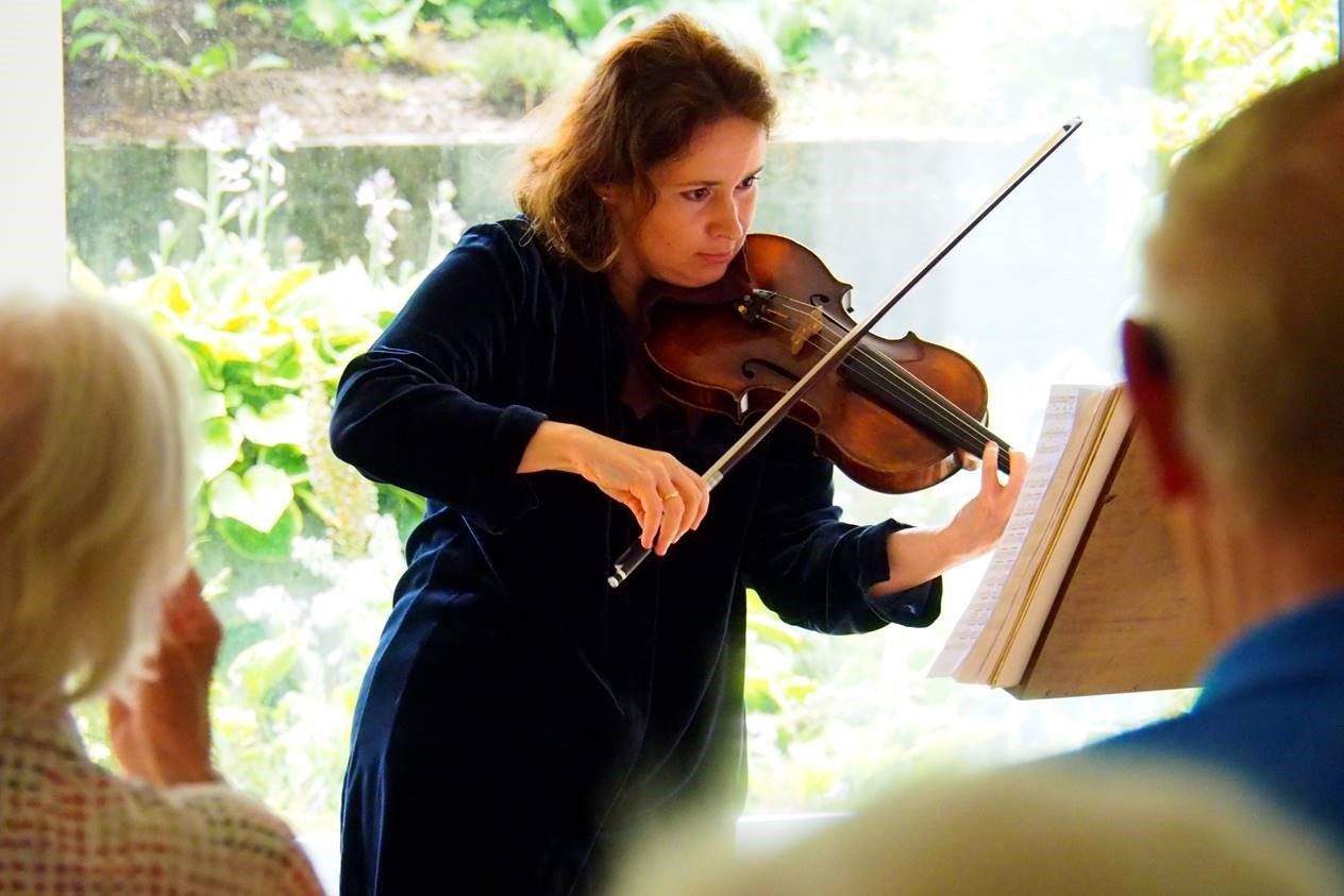 Patricia Kopatchinskaja beim Geige spielen