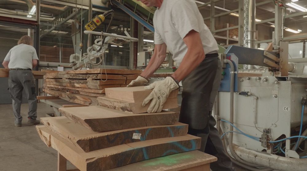 Holz aufeinandergestapelt, für den Zunfttisch