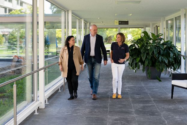 drei Personen laufen durch den Gang im Burgerspittel im Viererfeld