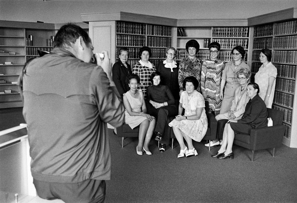 altes Foto von einer Gruppe Frauen, welche fotografiert wird