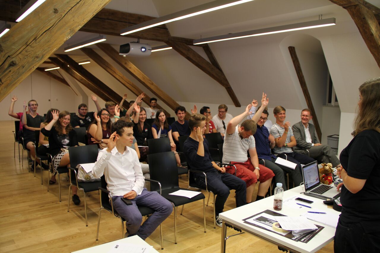 Jugendliche beim abstimmen