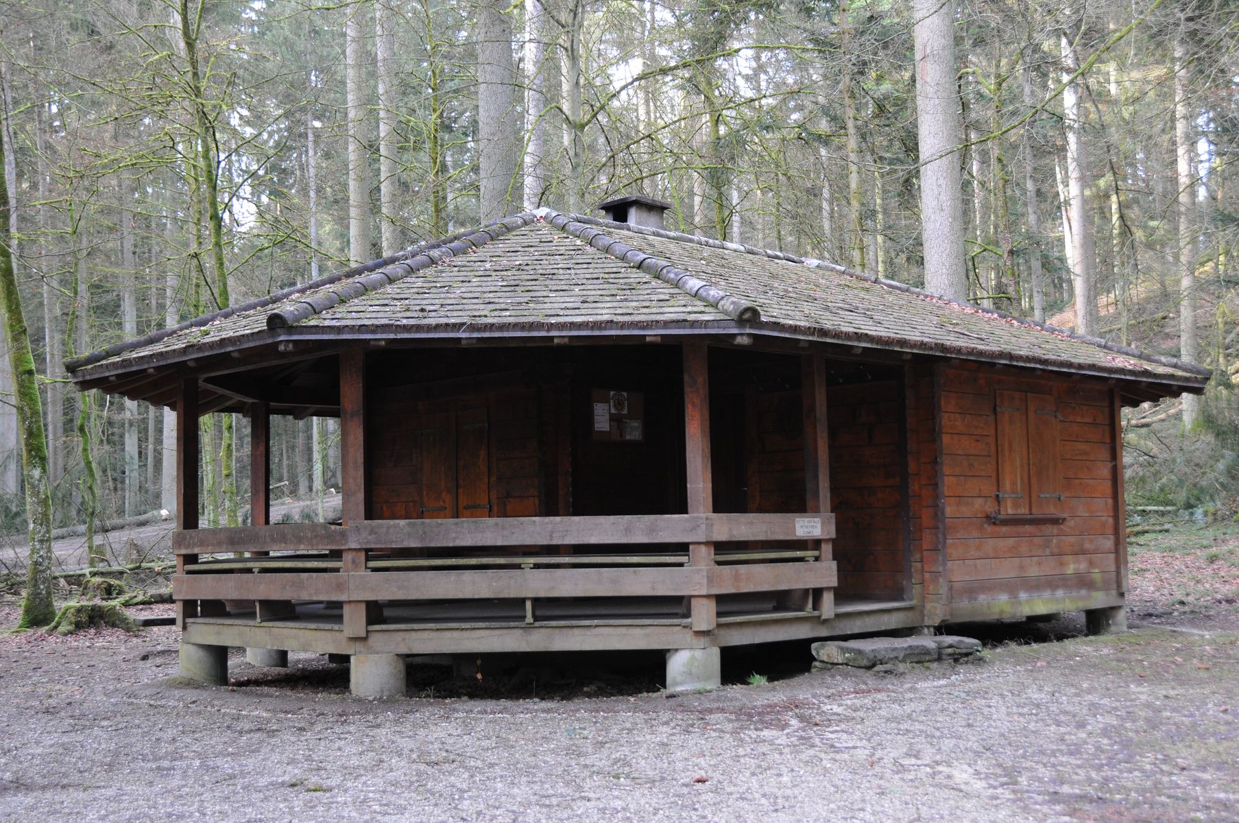 Aussenansicht der Waldhütte Sädelbach