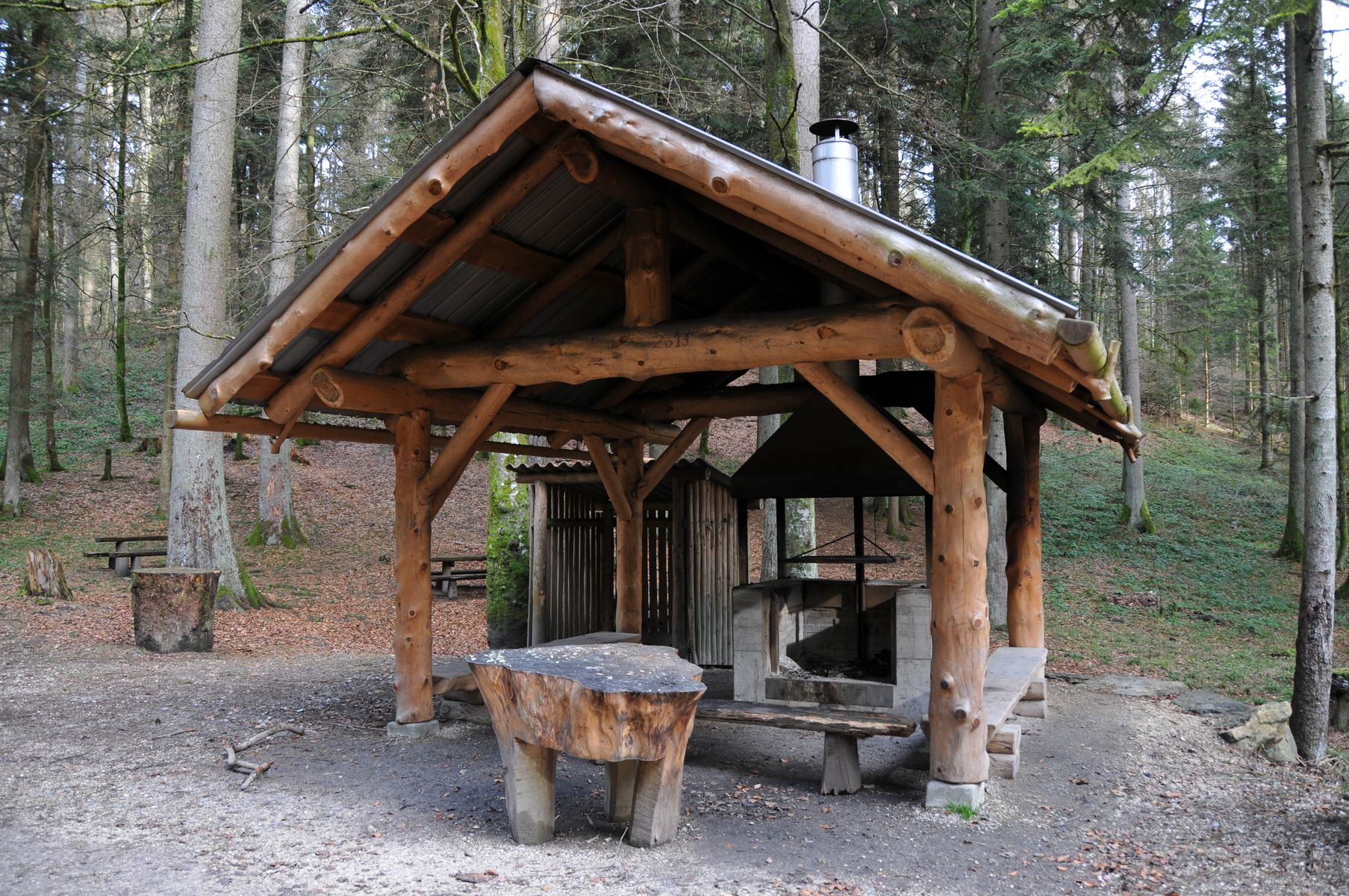 Überdachte Grillstelle der Waldhütte Sädelbach