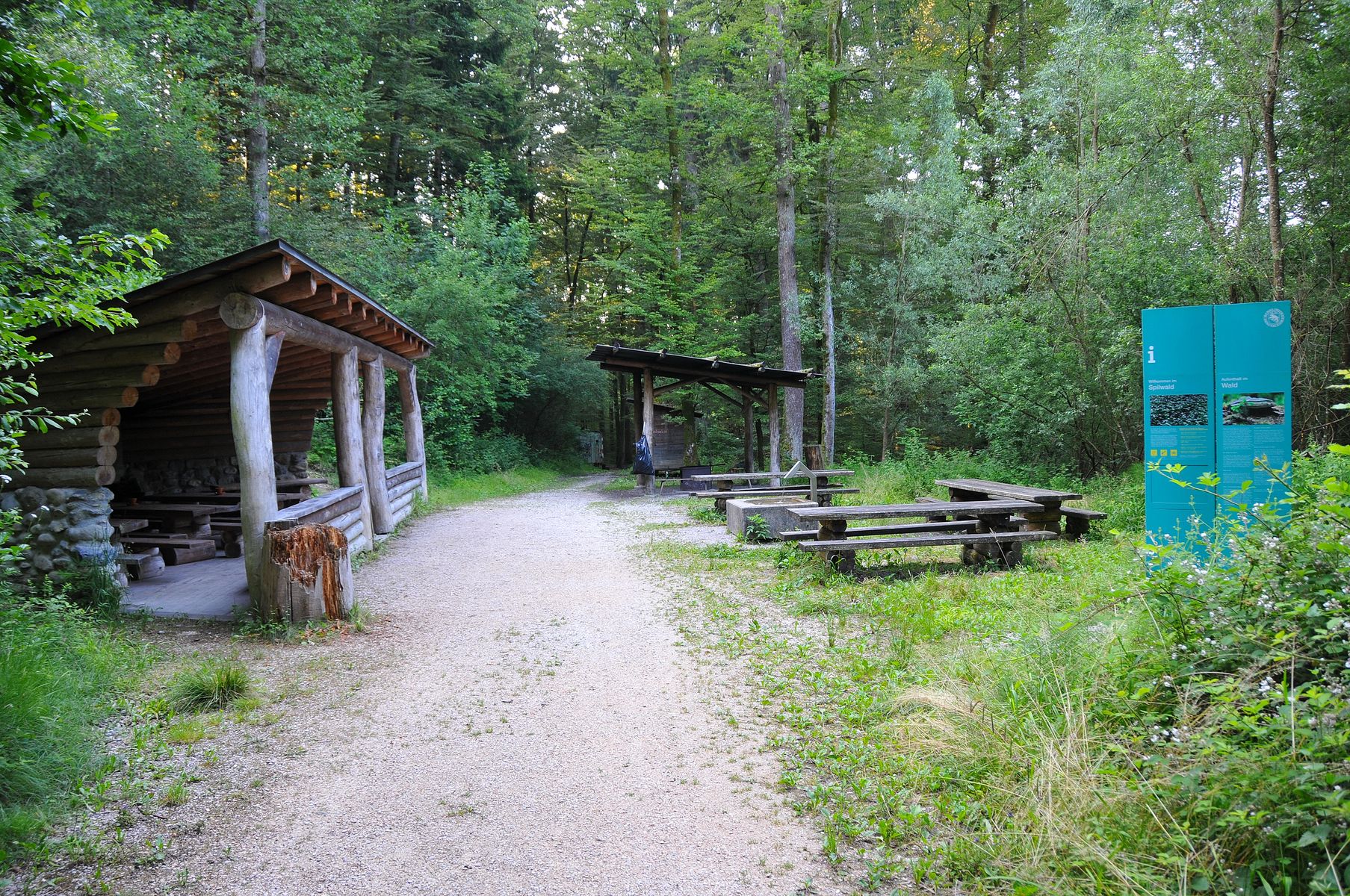 Aussenansicht der Waldhütte Spilwald