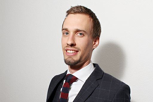 Pascal Schweizer – Mit Anzug, Kaffee und Begeisterung