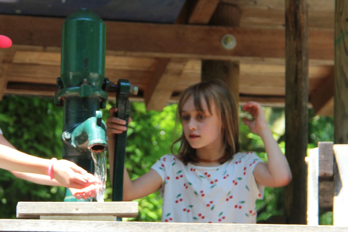 Wasser in den Brunnen pumpen. Vergrösserte Ansicht