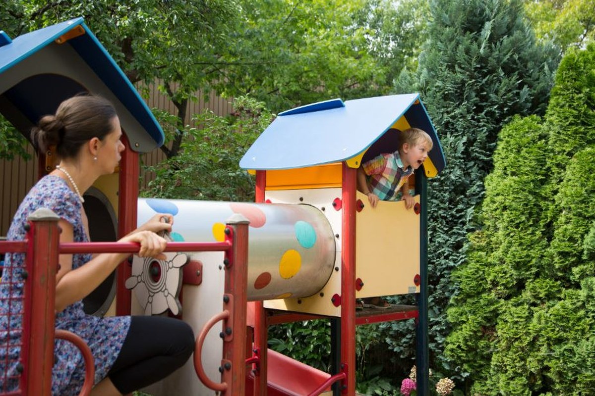 Auch ein Spielplatz gehört zur Einrichtung. Vergrösserte Ansicht