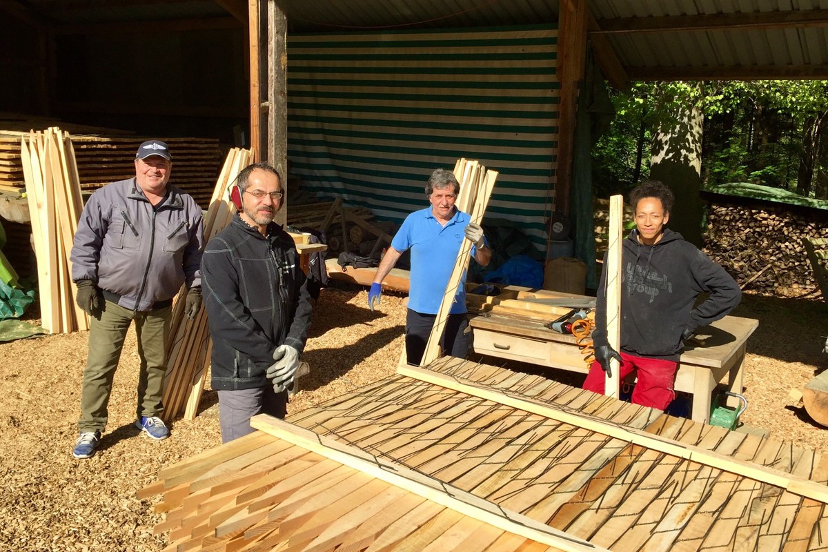 Gruppenbild mit viel Holz. Vergrösserte Ansicht