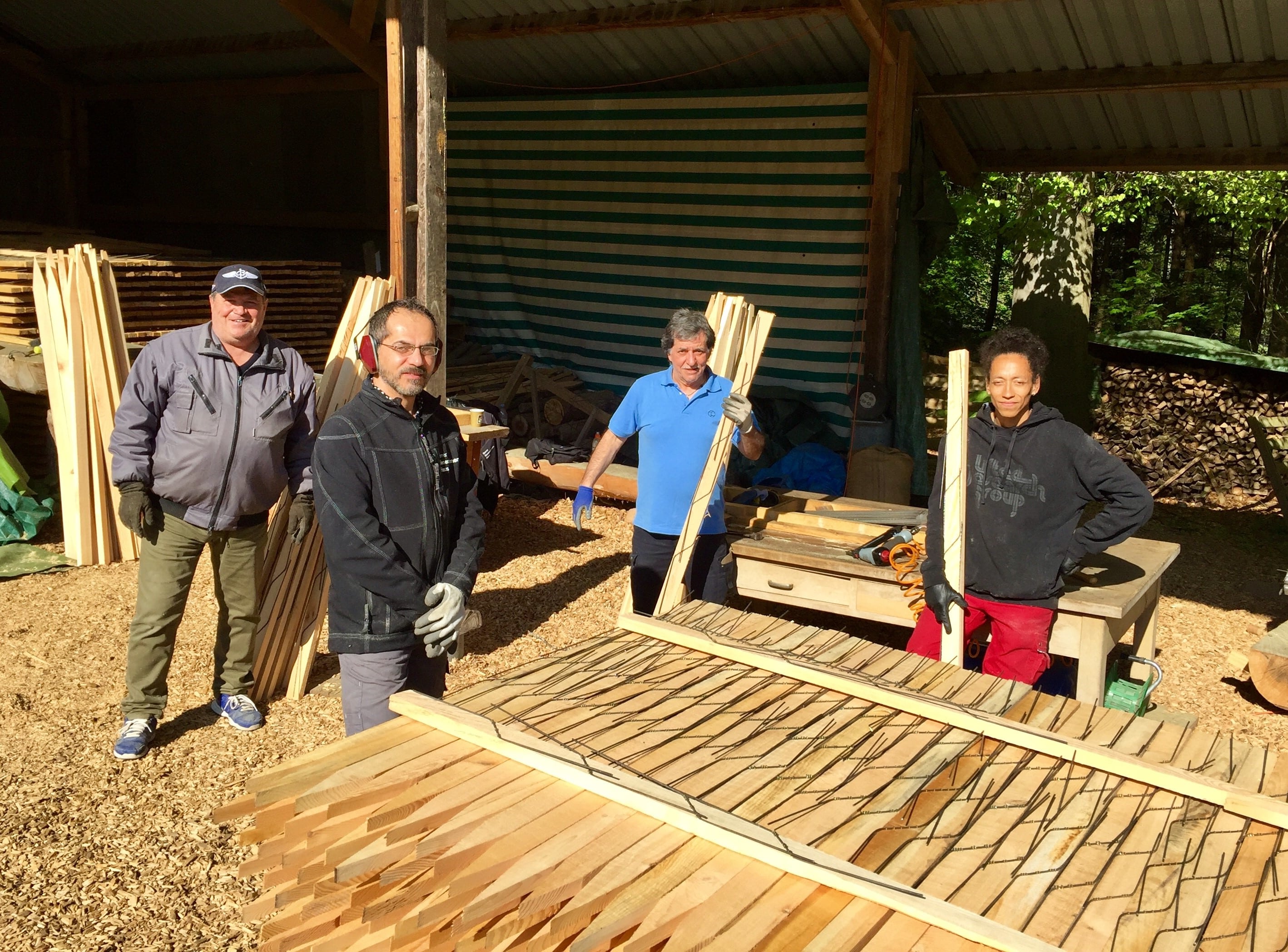 Gruppenbild mit viel Holz