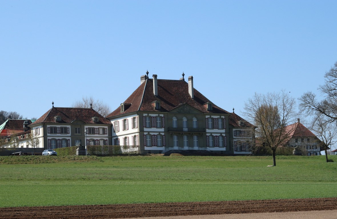 Hindelbank von vielen Seiten