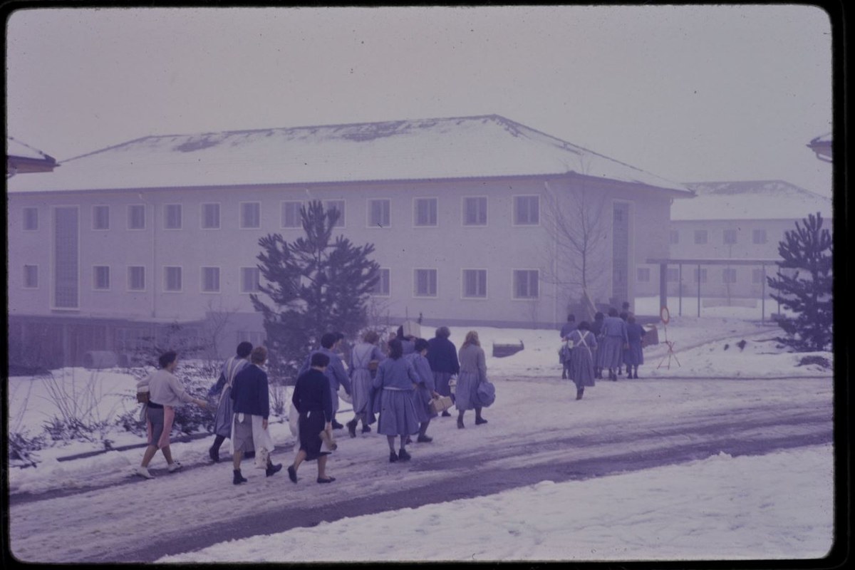 Umzug der Insassinnen in neue Gebäude anno 1960. Vergrösserte Ansicht