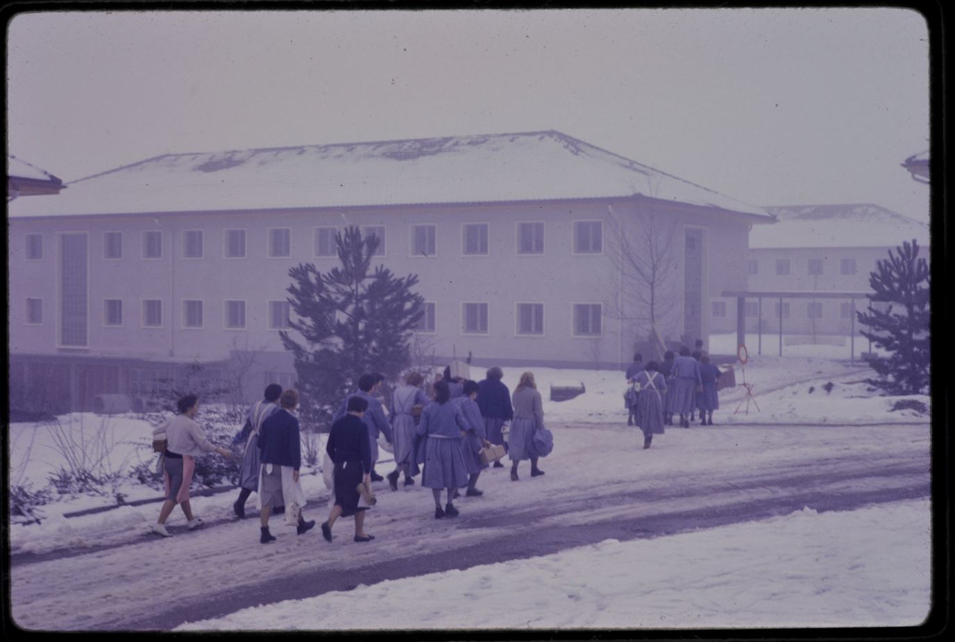 Umzug der Insassinnen in neue Gebäude anno 1960