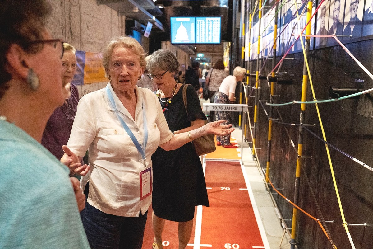 Freiwillige in der Ausstellung forever young (Quelle Berner Generationenhaus). Vergrösserte Ansicht