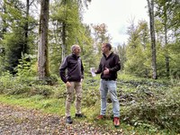 Von links nach rechts: Roger Schmidt, Vorsteher Amt für Wald und Naturgefahren Kanton Bern und Philipp Egloff, Co-Leiter Forstbetrieb Burgergemeinde Bern (Foto: Michel Wyss)