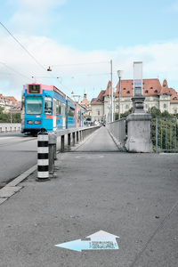 Bodenkleber in der Stadt 2 (©Céline Fischer)