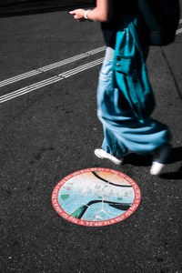 Bodenkleber in der Stadt 3 (©Céline Fischer)