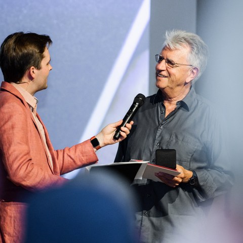 Moderator Elias Rüegsegger mit Hermann Häberli. Vergrösserte Ansicht
