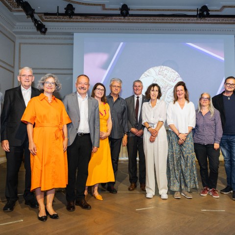 Gruppenbild aller Preistragenden (inkl. Laudatorinnen und Laudatoren). Vergrösserte Ansicht