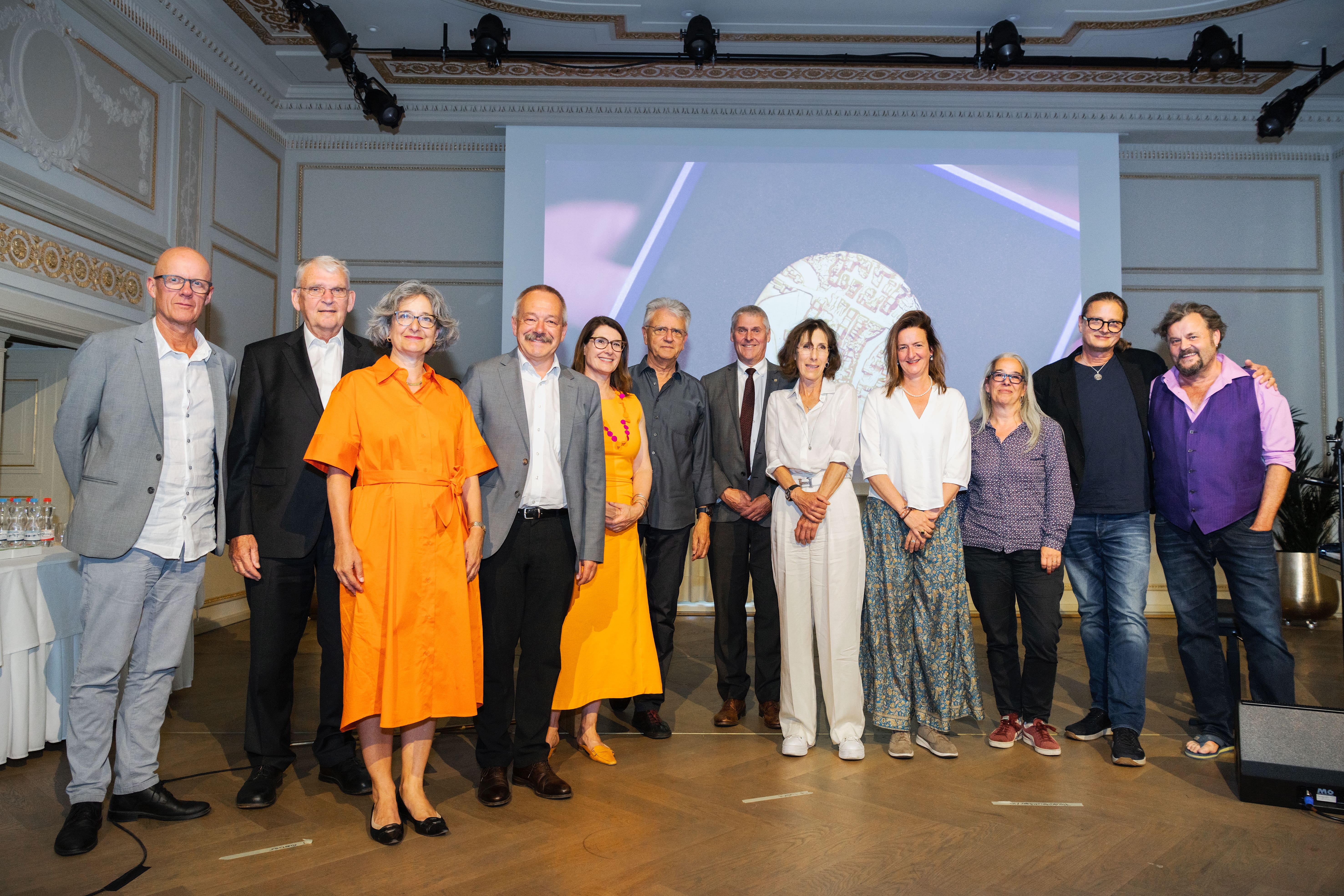 Gruppenbild aller Preistragenden (inkl. Laudatorinnen und Laudatoren)