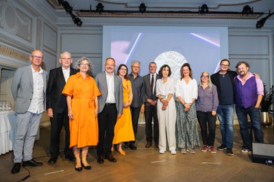 Gruppenbild aller Preistragenden (inkl. Laudatorinnen und Laudatoren)