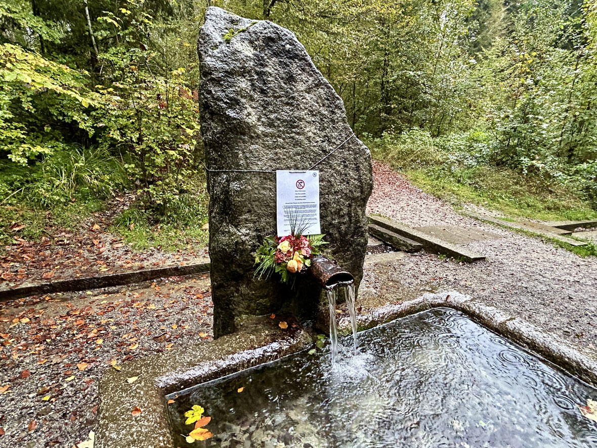 Zurzeit kein Wasser aus dem Glasbrunnen trinken